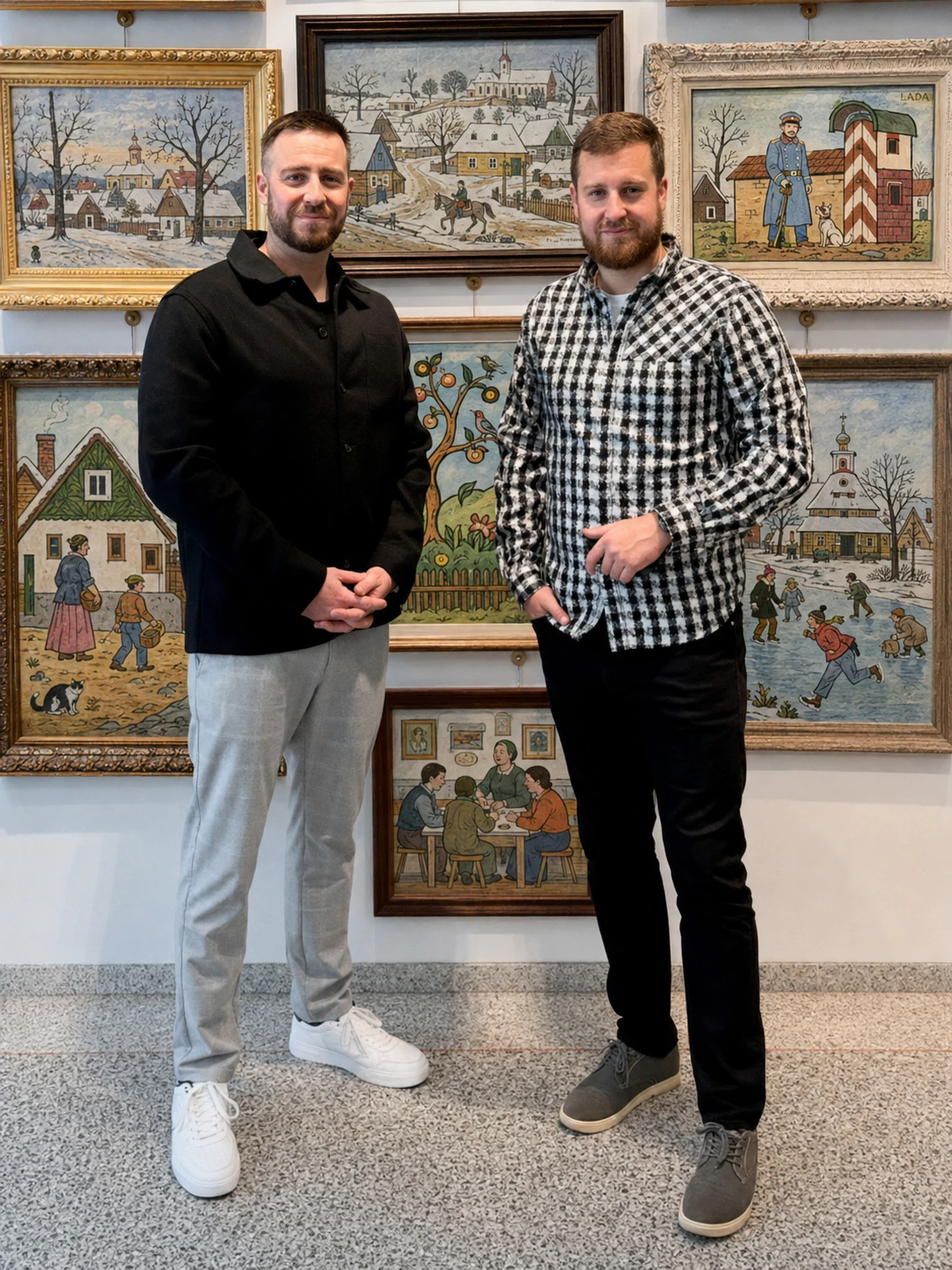 Viktor a Martin Lada před obrazy Josefa Lady